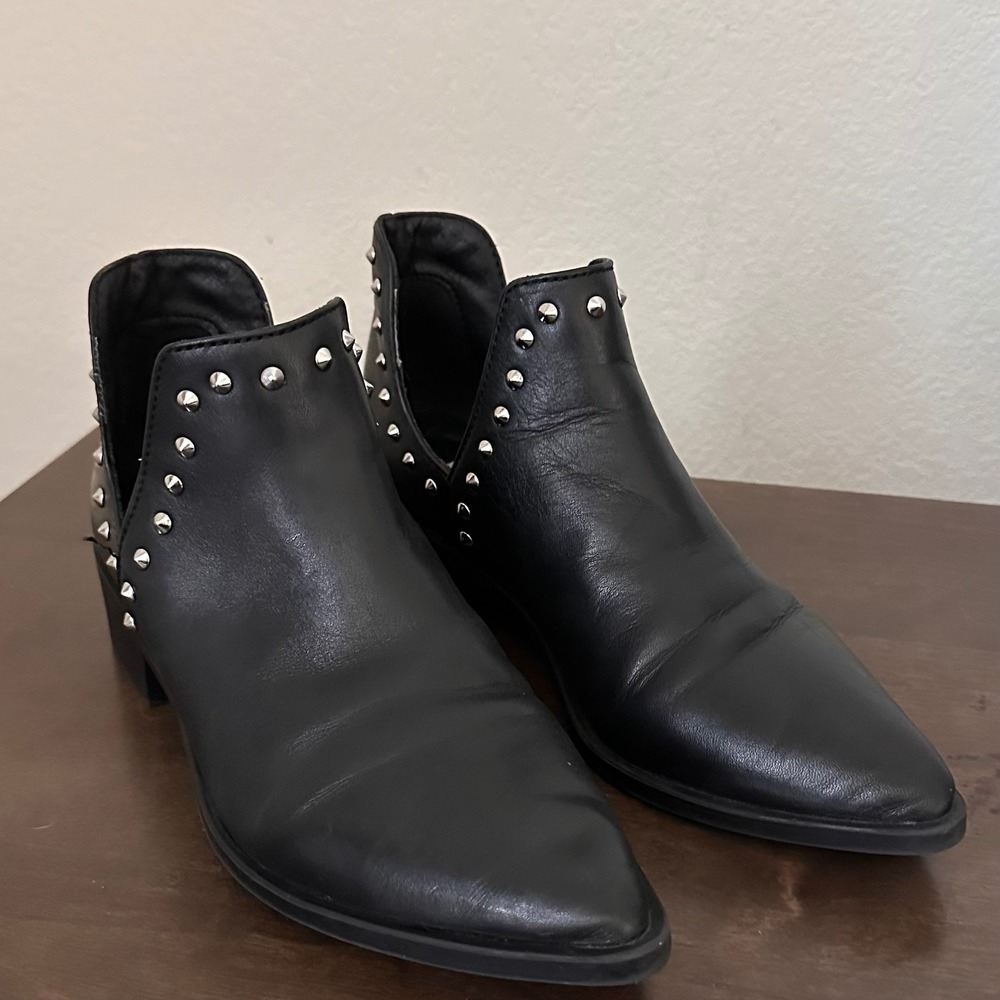 Steve Madden Joella Black Leather Studded Pointed Toe Cutout Ankle Bootie 6.5M‎